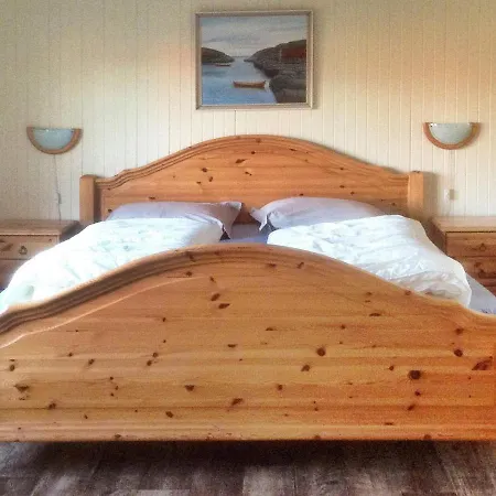 11 Person In Bud-by Traum