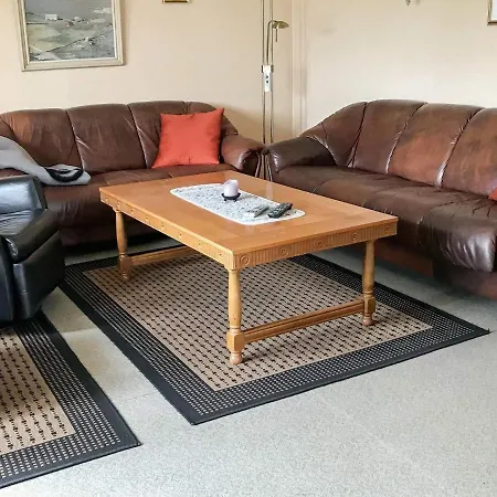 11 Person In Bud-by Traum *