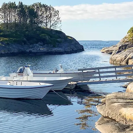 11 Person In Bud-by Traum Bud